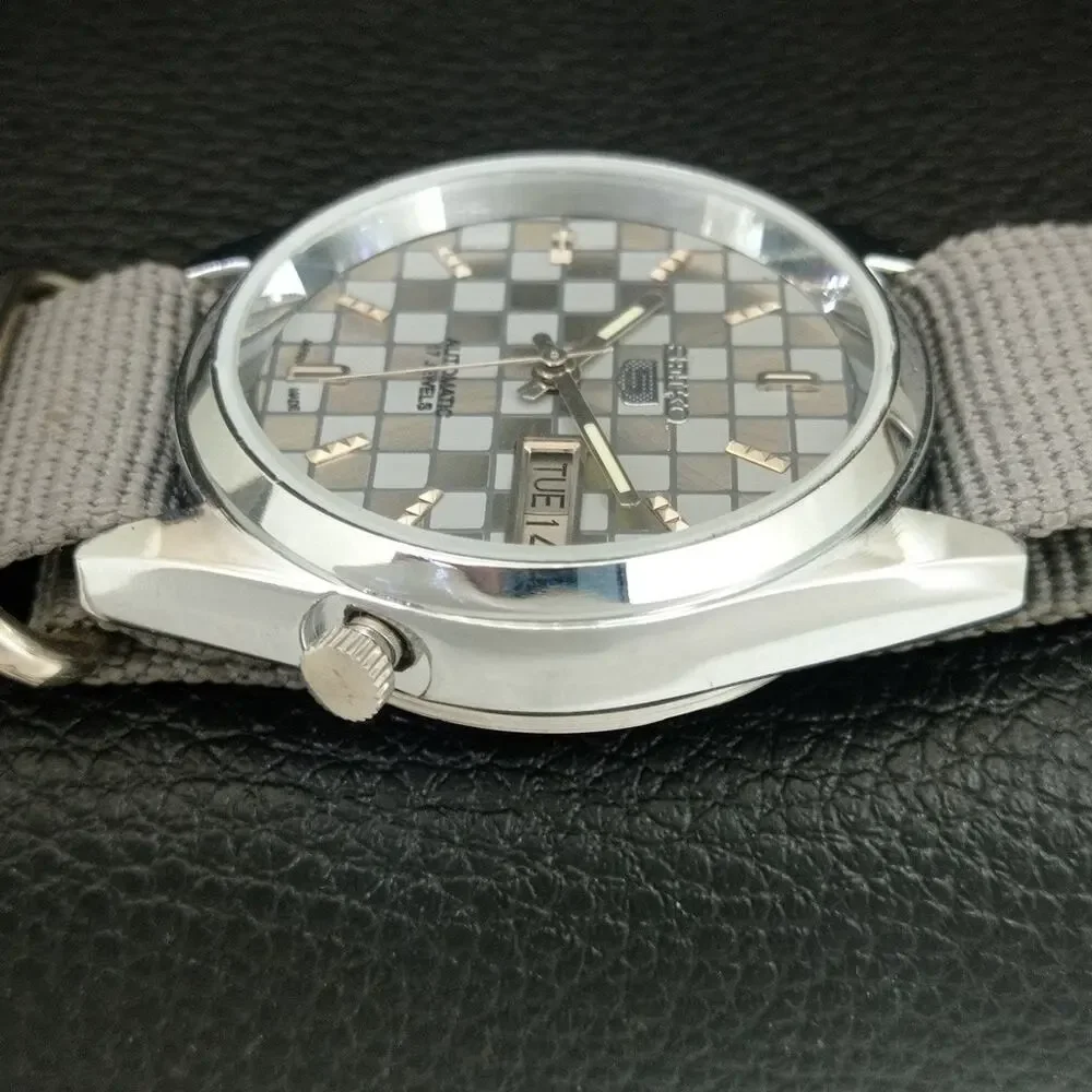 Vintage 1974 Seiko Automatic Mens Silver Watch W/daydate & Silver accents